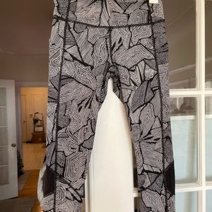 EUC Lululemon Pace Rival Crops 23”, Dottie Tribe, Size 4 - like new!